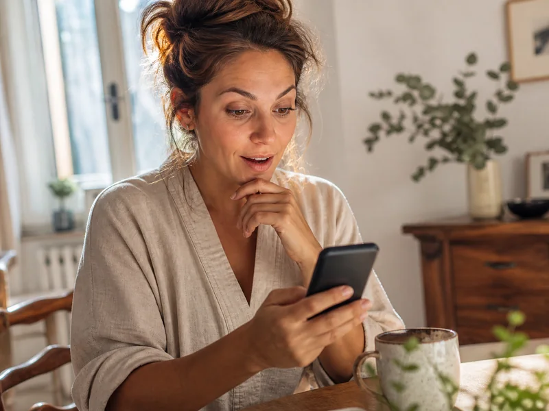 Donna scopre con sorpresa una nuova opportunità dal suo smartphone